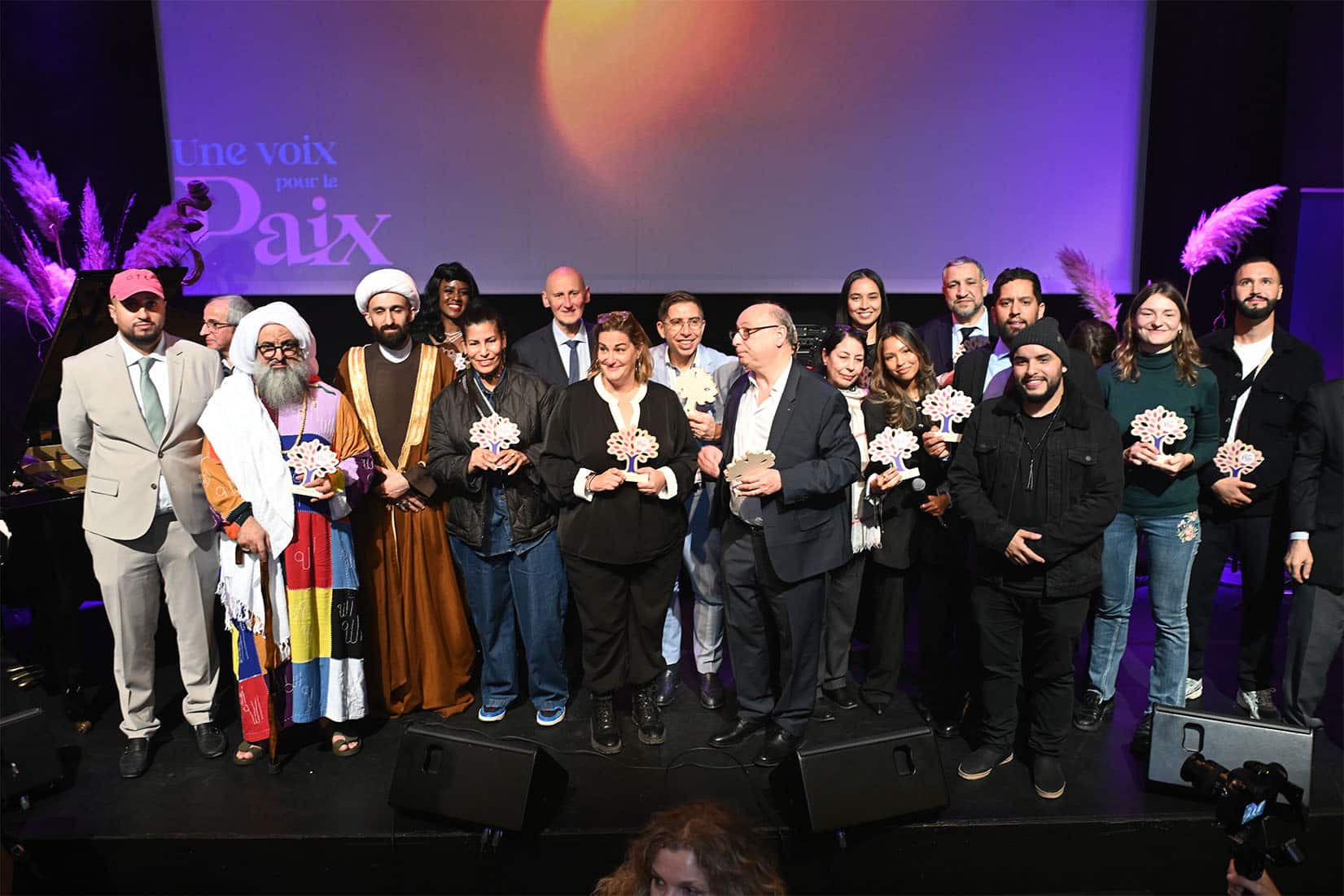 Groupe d'intervenants et participants sur scène à Paris